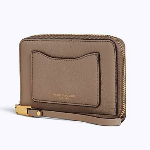 Marc Jacobs Handbags - MARC JACOBS Recruit Zip Phone Wristlet mink & gold